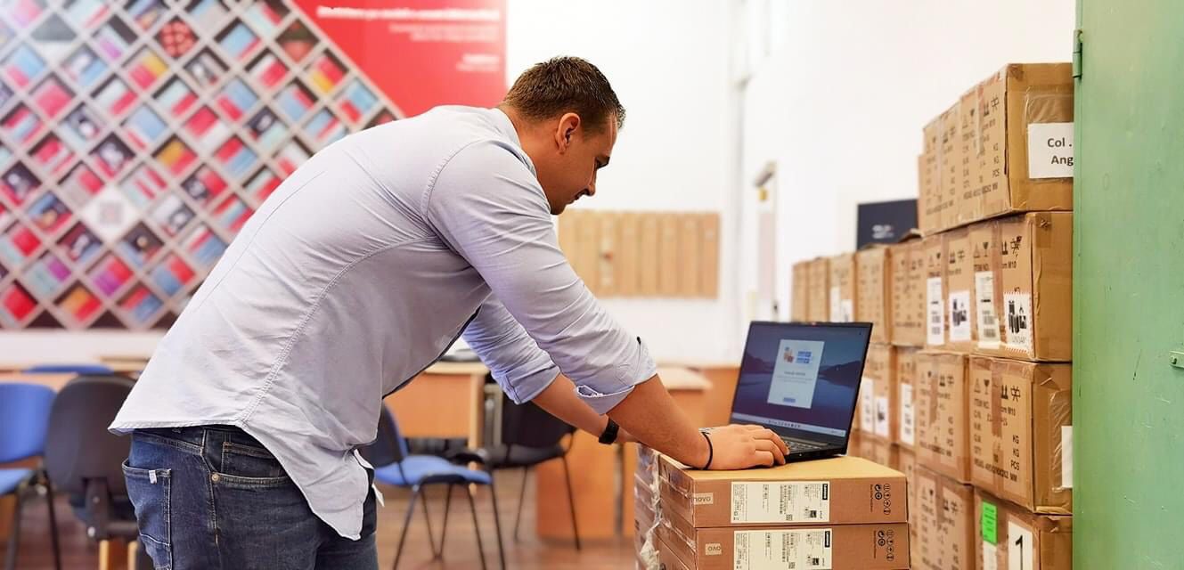 Digitalizarea sălilor de clasă din toate școlile din Bacău